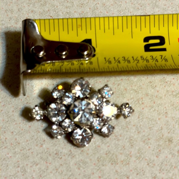 Vintage Kramer of New York silver tone rhinestone small broach (441) - Picture 4 of 4
